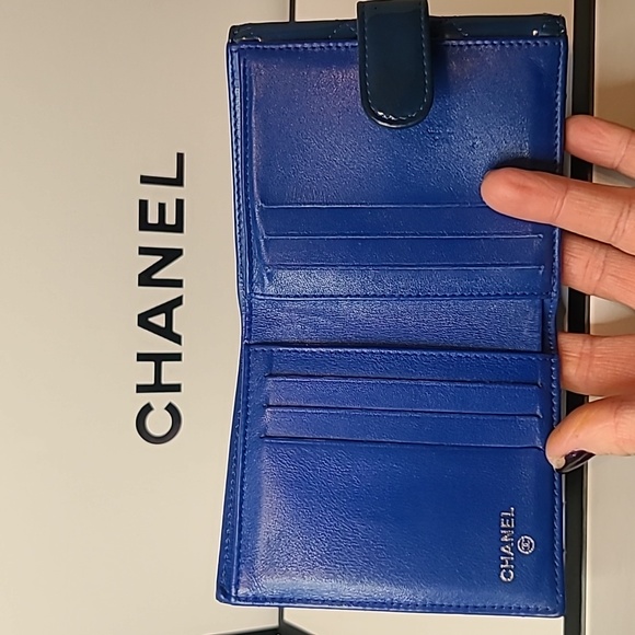 CHANEL RARE VINTAGE 2012 HERE MARK CC MATELASSE PATENT LEATHER W/ COIN PURSE - Picture 15 of 17